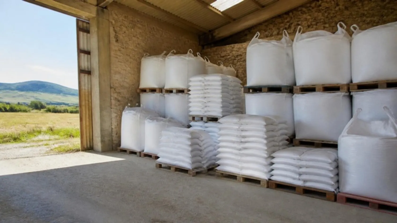 Almacén con más sacos de abono de los que hacen falta